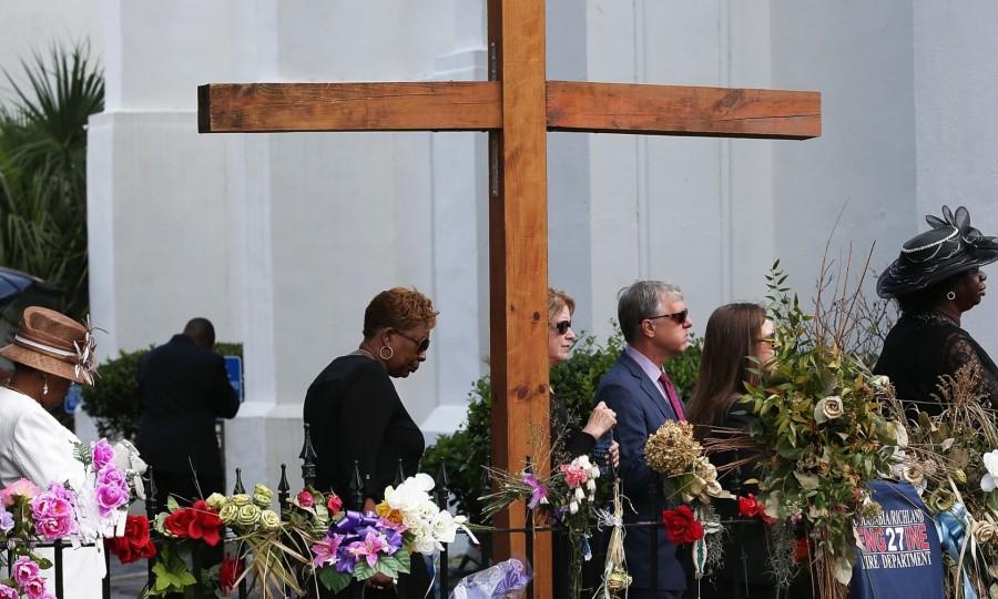 Mourners+gather+to+mourn+the+victims+of+the+Charleston+shooting+on+June+17.