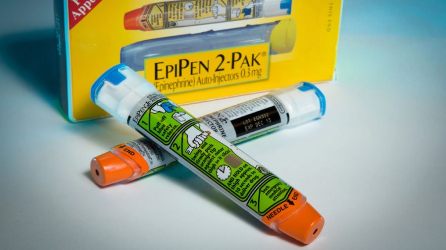 Prices+of+EpiPens+skyrocket%2C+upsetting+many+customers.+
