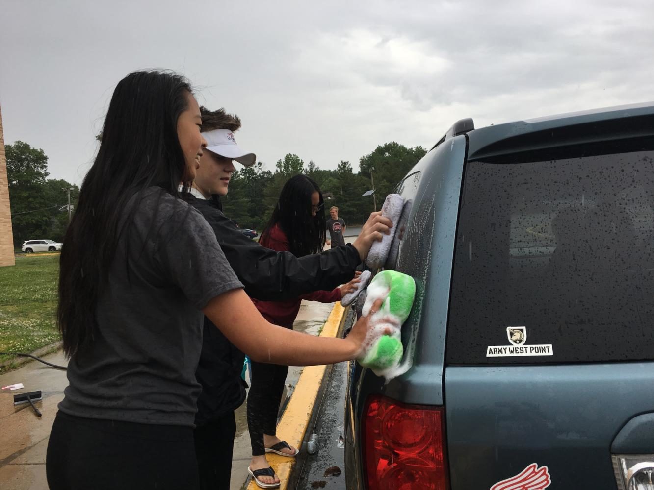 Class of 2020 organizes a car wash and bake sale to raise money