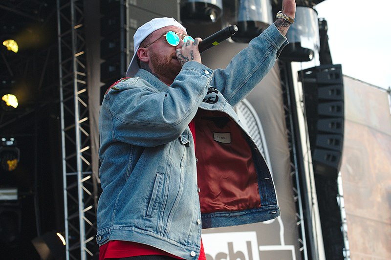 Mac Miller sings at a festival in 2017