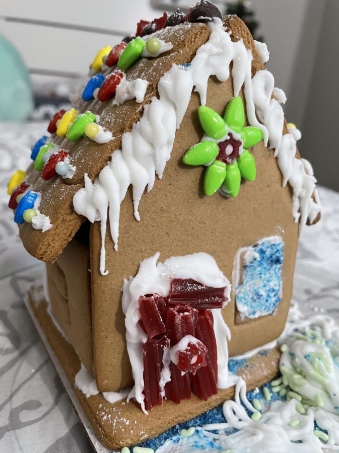 Abby Yu (‘23) decorates a gingerbread house for the holidays.
