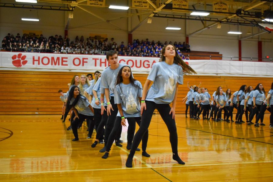The juniors perform in the 2021 Spirit Week Dance Competition
