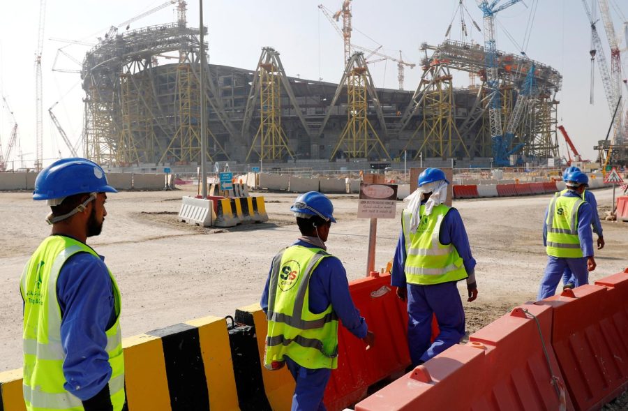 Qatari+workers+at+work+on+Lusail+Stadium