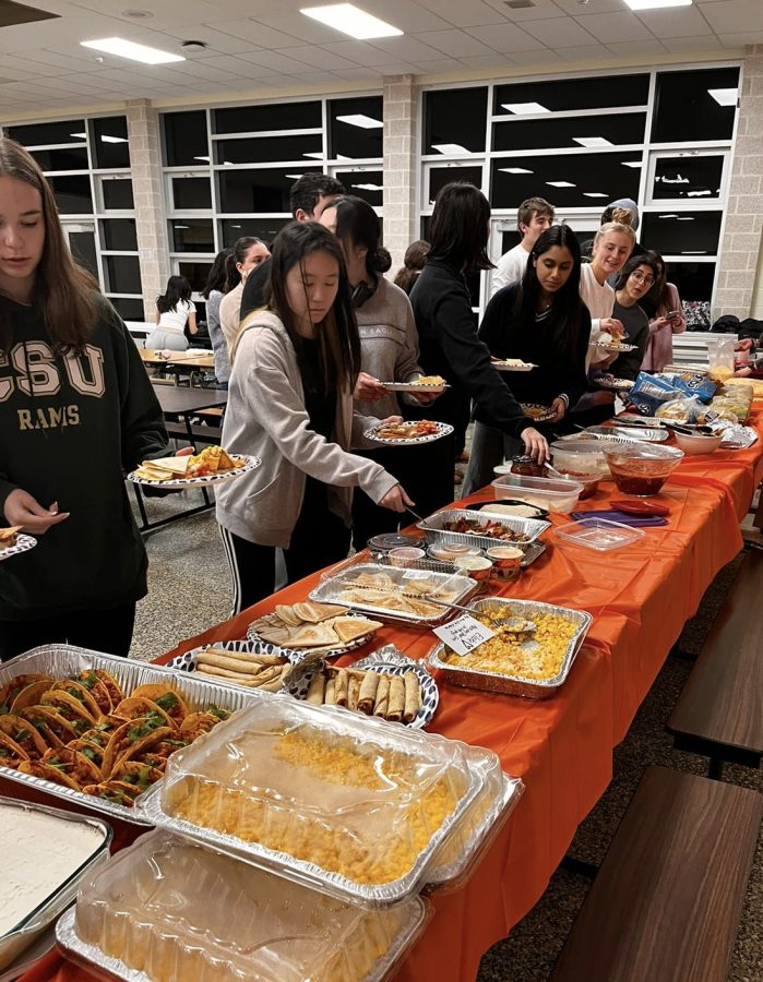 Students+at+the+Spanish+Honors+Society+potluck+choose+from+a+variety+of+cultural+foods.