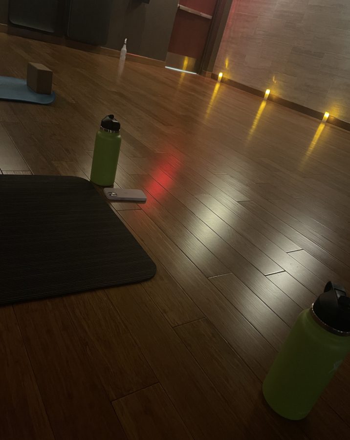 The+calming+environment+of+a+yoga+class+at+Lifetime+Fitness.