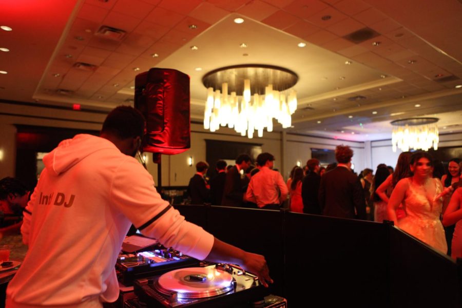 Hundreds+of+JProm+attendees+spent+time+dancing+in+the+fire+themed+ballroom.+