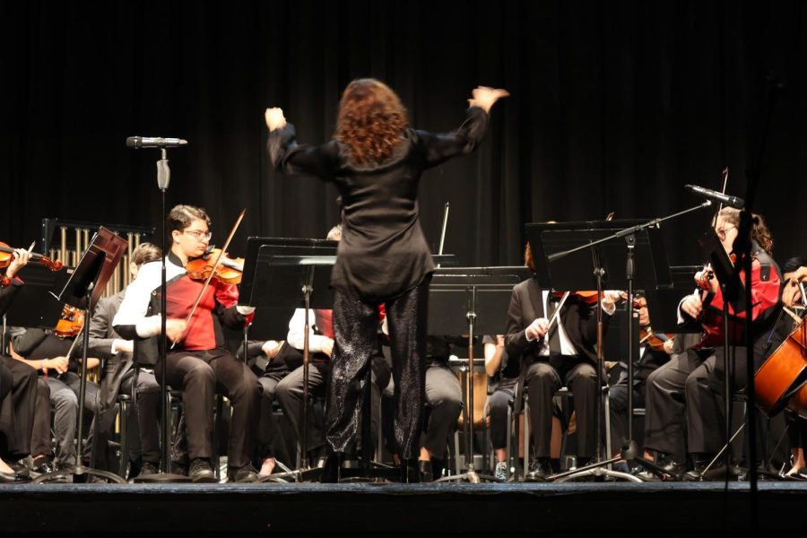 Mandescu conducts the String Orchestra at the Fall preview. 