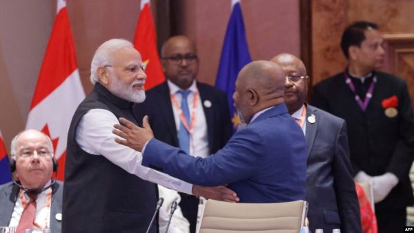 Indian Prime Minister Modi shakes hands with the current African Union chair, President Azali Assoumani.(Courtesy of VOA Africa)