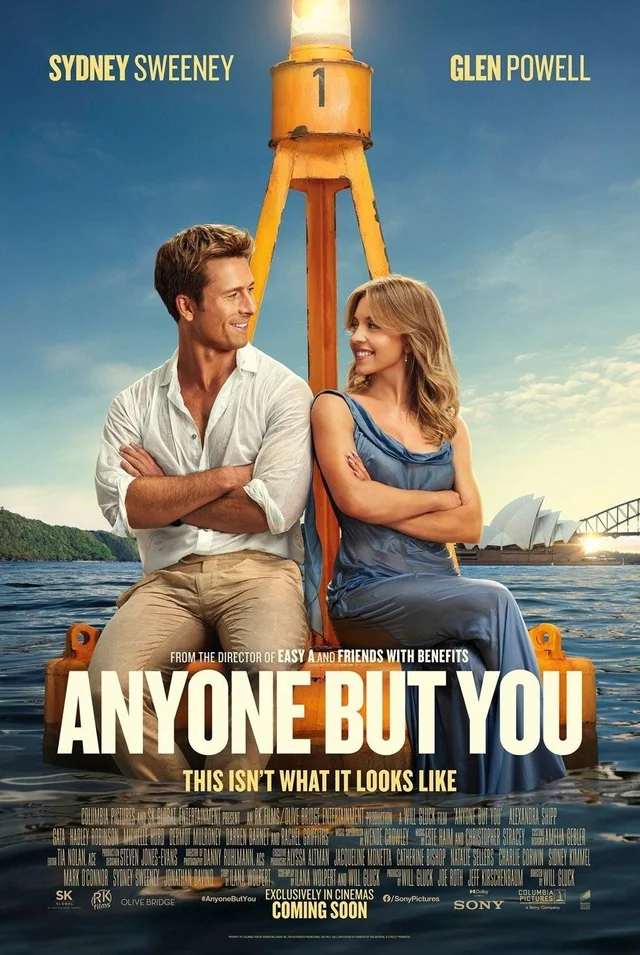Anyone+But+You+starring+Sydney+Sweeney+and+Glen+Powell+amazed+the+crowds+with+their+strong+chemistry+and+humorous+acting.