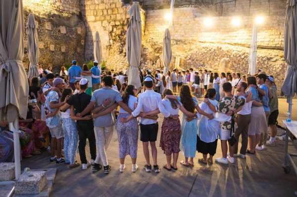 Navigation to Story: BBYO teen passport tours provide memorable summers for East students