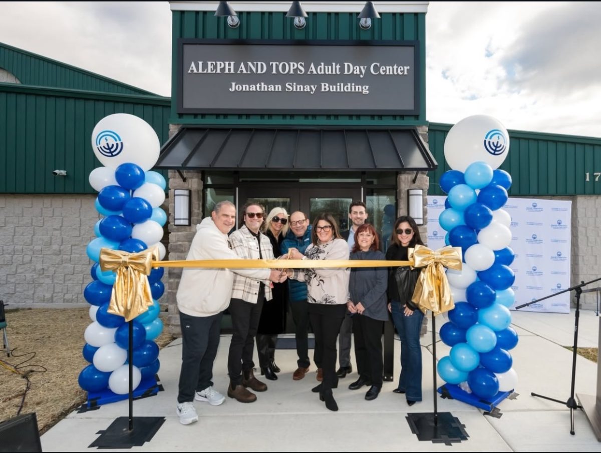 Federation leadership and Sinay officially opens the Jonathan Sinay Building at the ribbon cutting ceremony on Nov. 25, 2024. Used with permission from the Jewish Federation of Southern New Jersey.