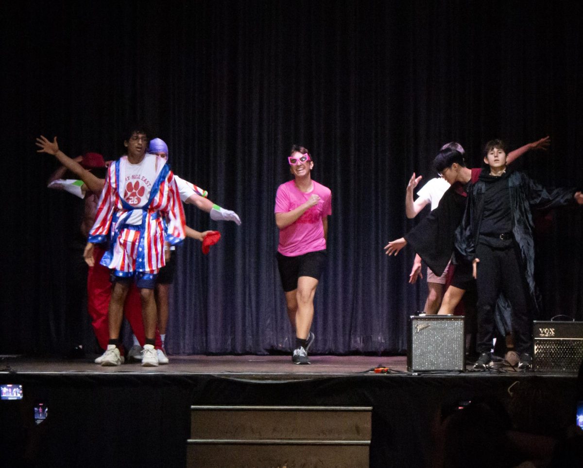 Mr. Hendy Sendy walks down the stage in a path made by the other contestants.
